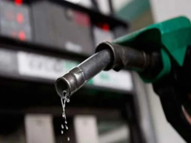 جغرافیائی سیاسی صورتحال میں بہتری: پاکستان میں پیٹرولیم مصنوعات کی قیمتوں میں کمی کا اعلان