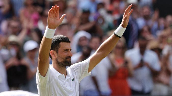 Novak Djokovic نے ومبلڈن میں Roger Federer کا ریکارڈ توڑ دیا، کھیل کے دوران جذبات پر قابو پانے کی جدوجہد