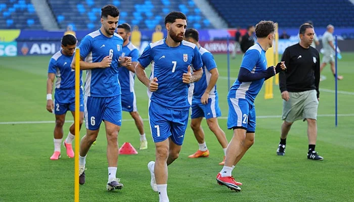ایران کی 'Team Melli' جنگ کی گونج اور امن کی سرگوشیوں کے درمیان Los Angeles پہنچ گئی