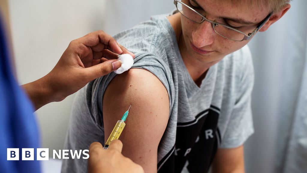 برطانیہ کا جان لیوا وباء کے بعد 10 لاکھ نوجوانوں کے لیے ایمرجنسی Meningitis B ویکسینیشن مہم کا آغاز
