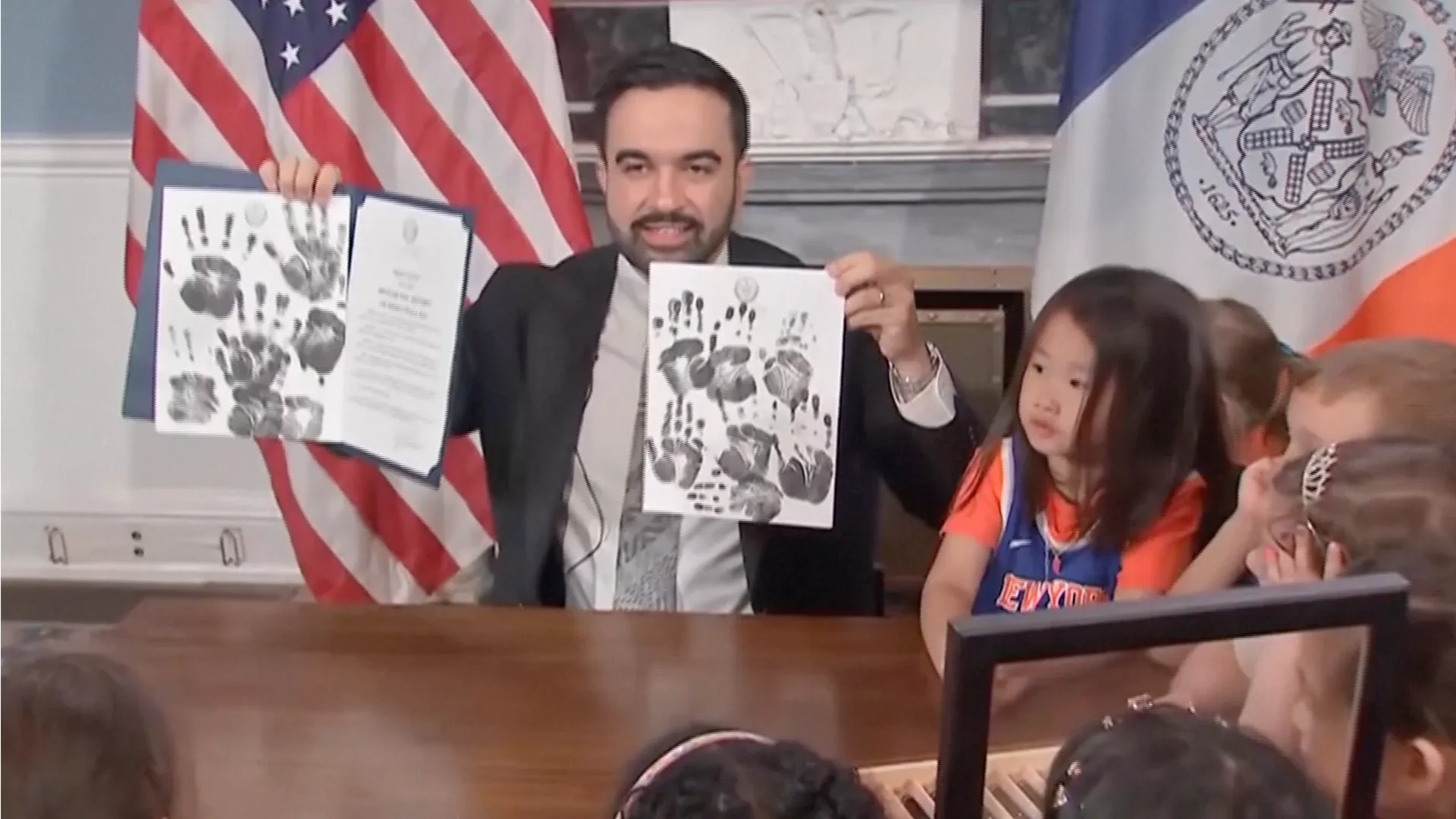 نیویارک سٹی کے میئر Zohran Mamdani نے نوجوانوں کے لیے Knicks کے فائنلز کا جنون اور 'ایگزیکٹو آرڈر' کا استعمال کر لیا