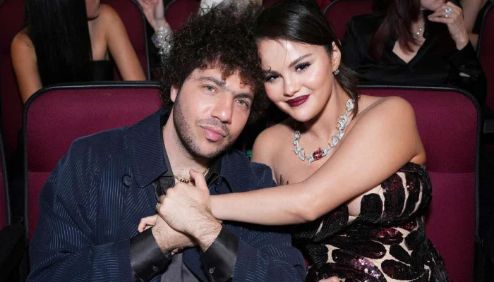 محبت کا سفر: Benny Blanco بحرِ اوقیانوس کے راستے Selena Gomez سے ملنے نکل پڑے