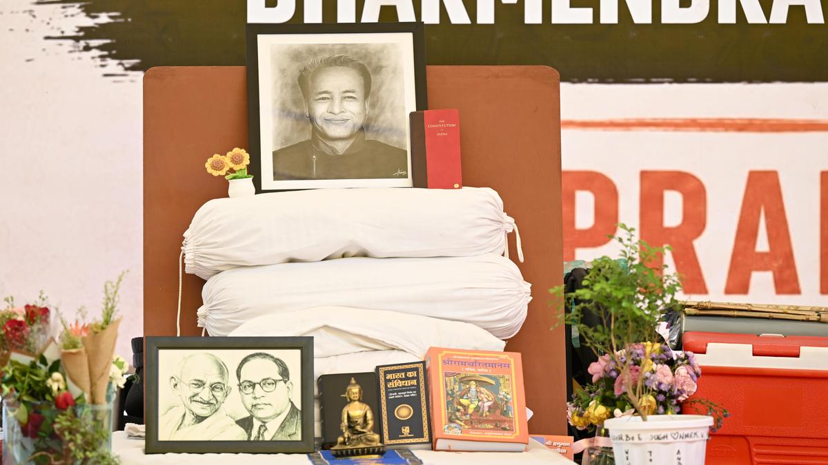 ریاست کی طاقت بمقابلہ اخلاقی قوت: Sonam Wangchuk بھوک ہڑتال کے 21 ویں دن زبردستی ہسپتال منتقل