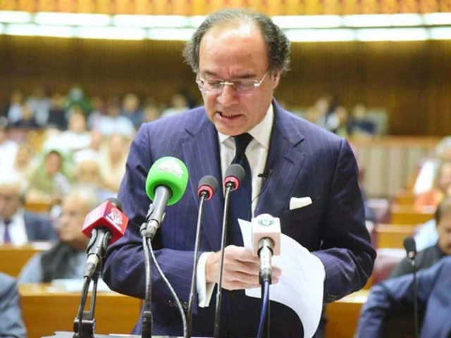 پاکستان کا مالی سال 27 کا بجٹ: محمد اورنگزیب کا تنخواہ دار طبقے کو بچانے کے لیے ریٹیل ٹیکس پر بڑا جوا