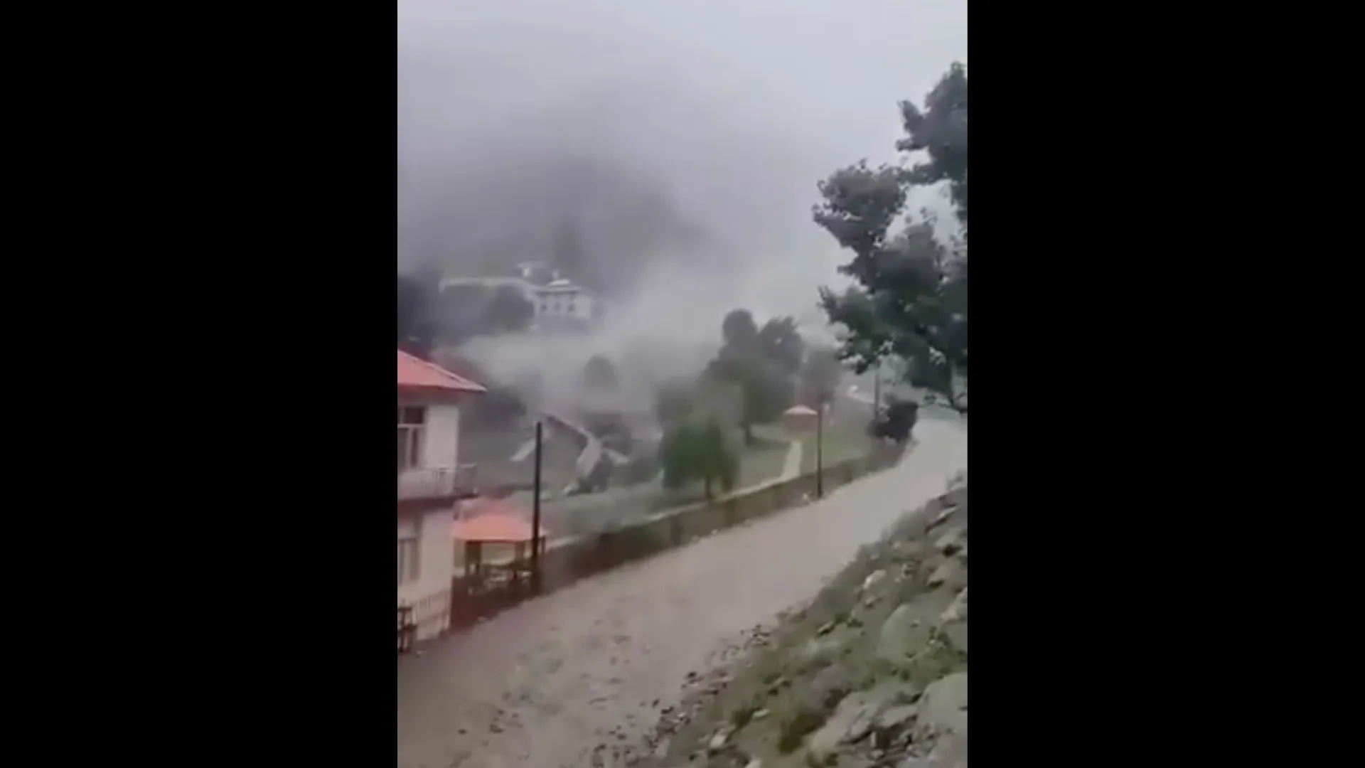 نورستان میں تباہی: افغانستان میں ماحولیاتی عدم استحکام کے باعث سیلابی ریلوں نے 20 افراد کی جان لے لی اور 100 لاپتہ