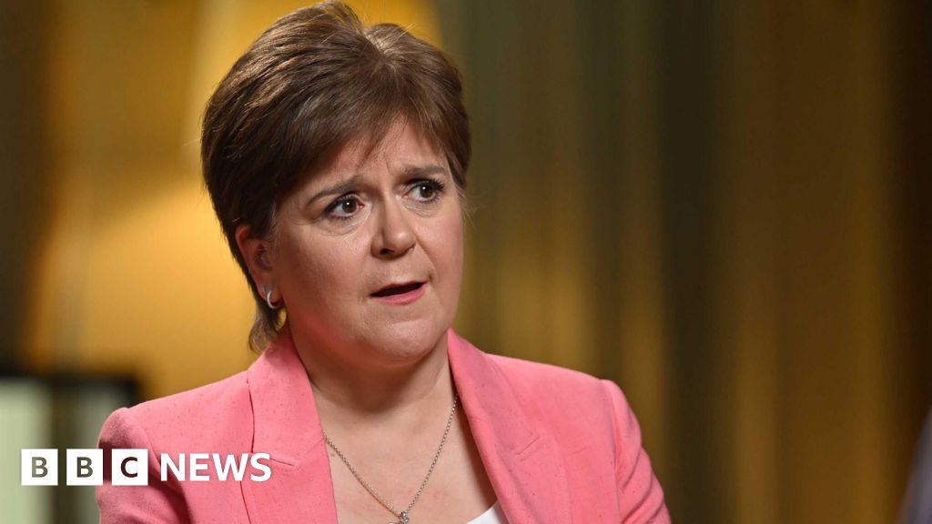 زوال پذیر معمار: Nicola Sturgeon نے SNP کے مالیاتی اسکینڈل کے درمیان 'جیتے جی سزا' کا رونا رو دیا