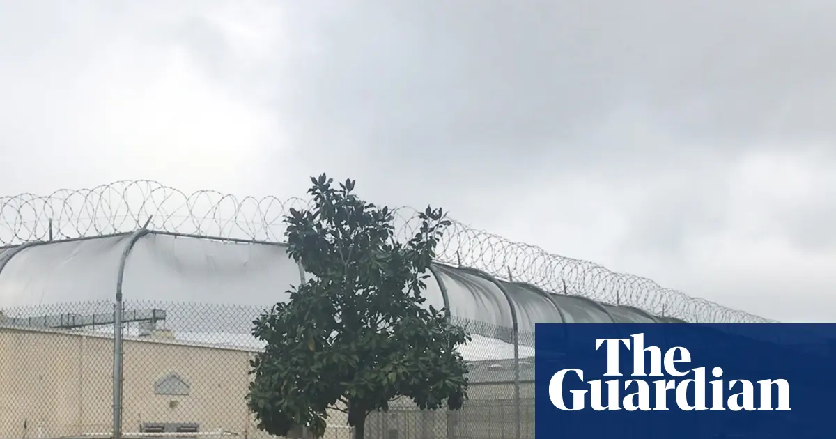 خاردار تاروں کے پیچھے ایک دکھ بھری داستان: US Immigration کی حراست میں بڑھتی ہوئی اموات
