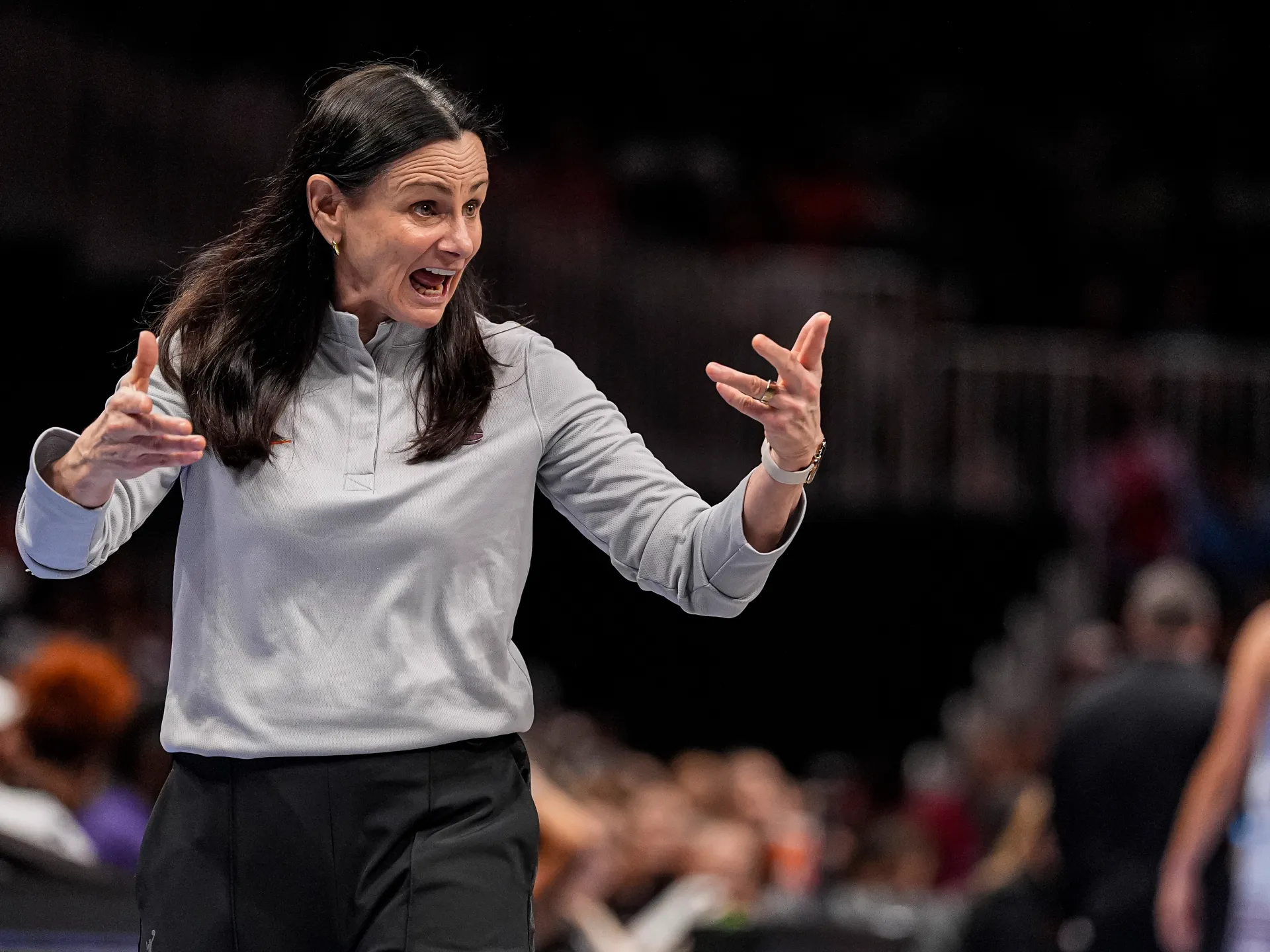 WNBA نے Toronto کی کوچ Sandy Brondello کو Angel Reese کے خلاف غیر انسانی تبصرے پر معطل کر دیا