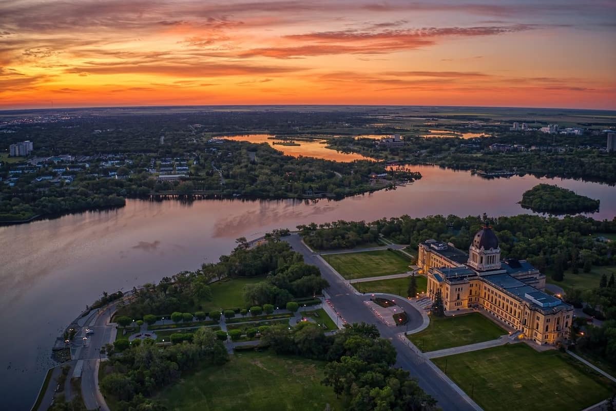Saskatchewan نے سال کے وسط تک امیگریشن کا سنگ میل عبور کر لیا، خاندانوں کی نئی زندگی کی تلاش
