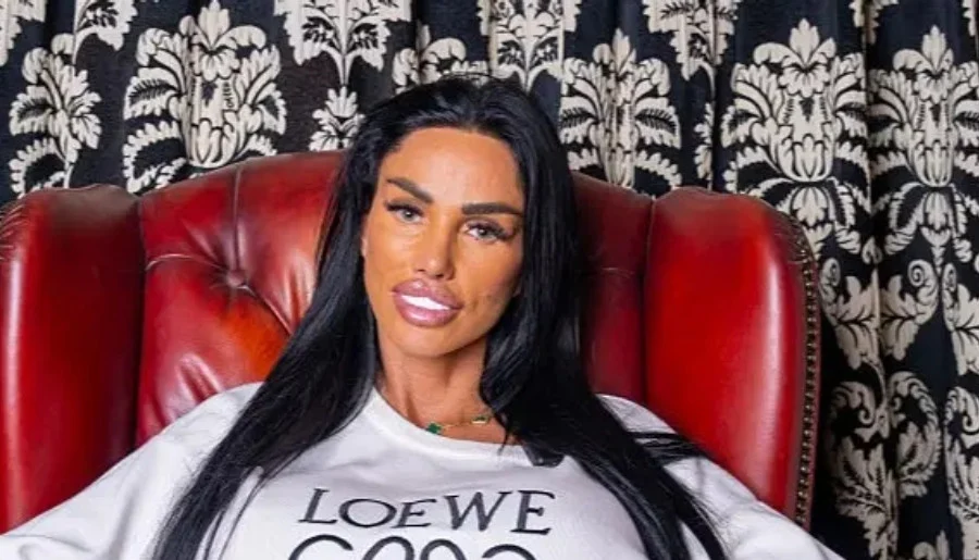آئینے میں دراڑیں: Katie Price اور عوامی ڈرامہ بازی کی بھاری قیمت