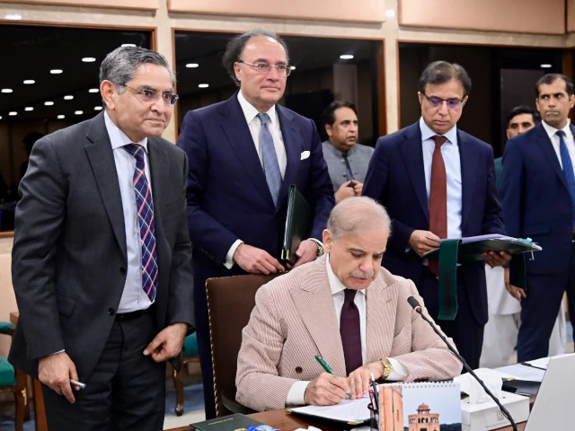 پاکستان کا معاشی داؤ: وزیراعظم شہباز شریف نے خلیج کی غیر یقینی صورتحال کے دوران 2026-27 کے بجٹ پر دستخط کر دیے