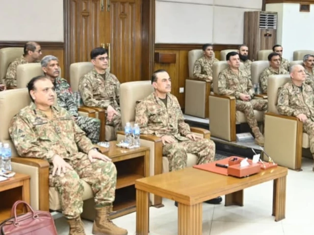 آرمی چیف کا پشاور کا دورہ: دہشت گردی کے خلاف بھرپور جنگ کا اعلان