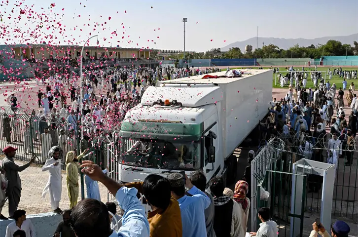 کوئٹہ میں شہید پولیس اہلکاروں کی تدفین، حکومت عدالتی تحقیقات کے مطالبات کے سامنے جھک گئی