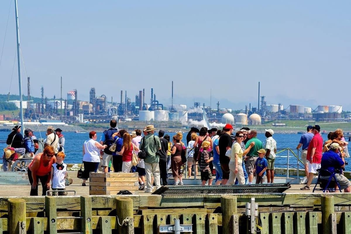 Nova Scotia ہیلتھ کیئر اور کنسٹرکشن کے شعبوں میں بڑی کمی کو پورا کرنے کے لیے سرحدیں پار کر رہا ہے