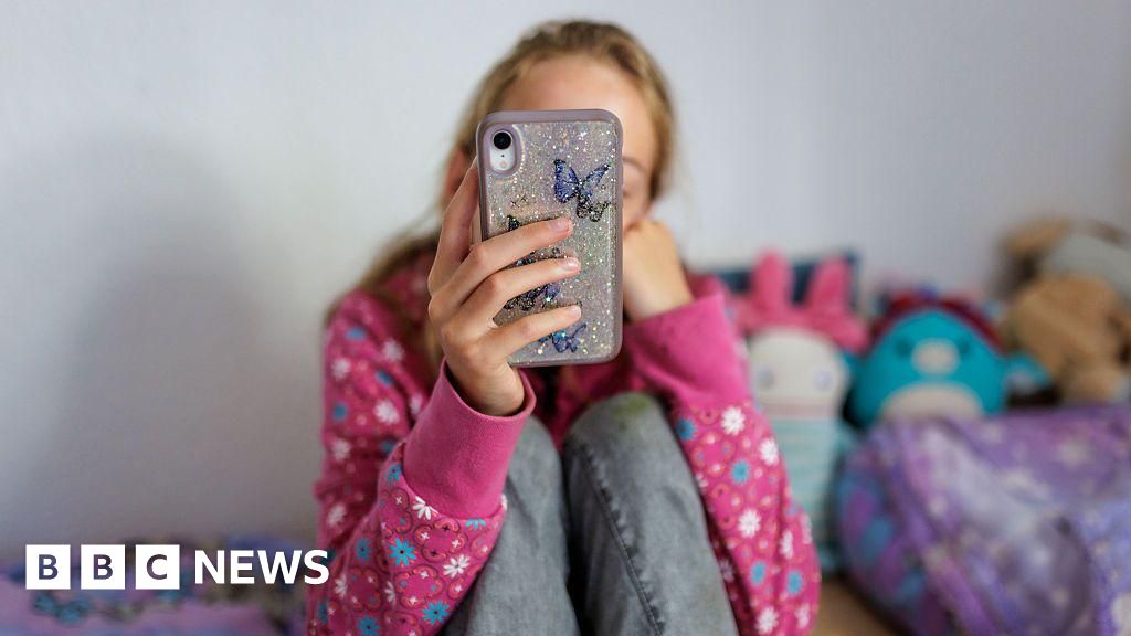 برطانوی ریگولیٹر Ofcom کا انتباہ: TikTok اور YouTube بچوں کی حفاظت کے معیار پر پورا اترنے میں ناکام