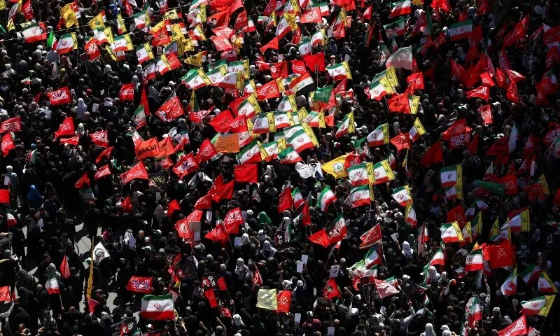 مشہد میں سرخ جھنڈوں کی لہر: کشیدگی کے سائے میں علی خامنہ ای کی انتہائی حساس تدفین