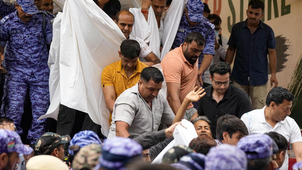 NEET پالیسی بحران: حکومتی مداخلت کے بعد سونم وانگچک کی 21 روزہ بھوک ہڑتال ختم
