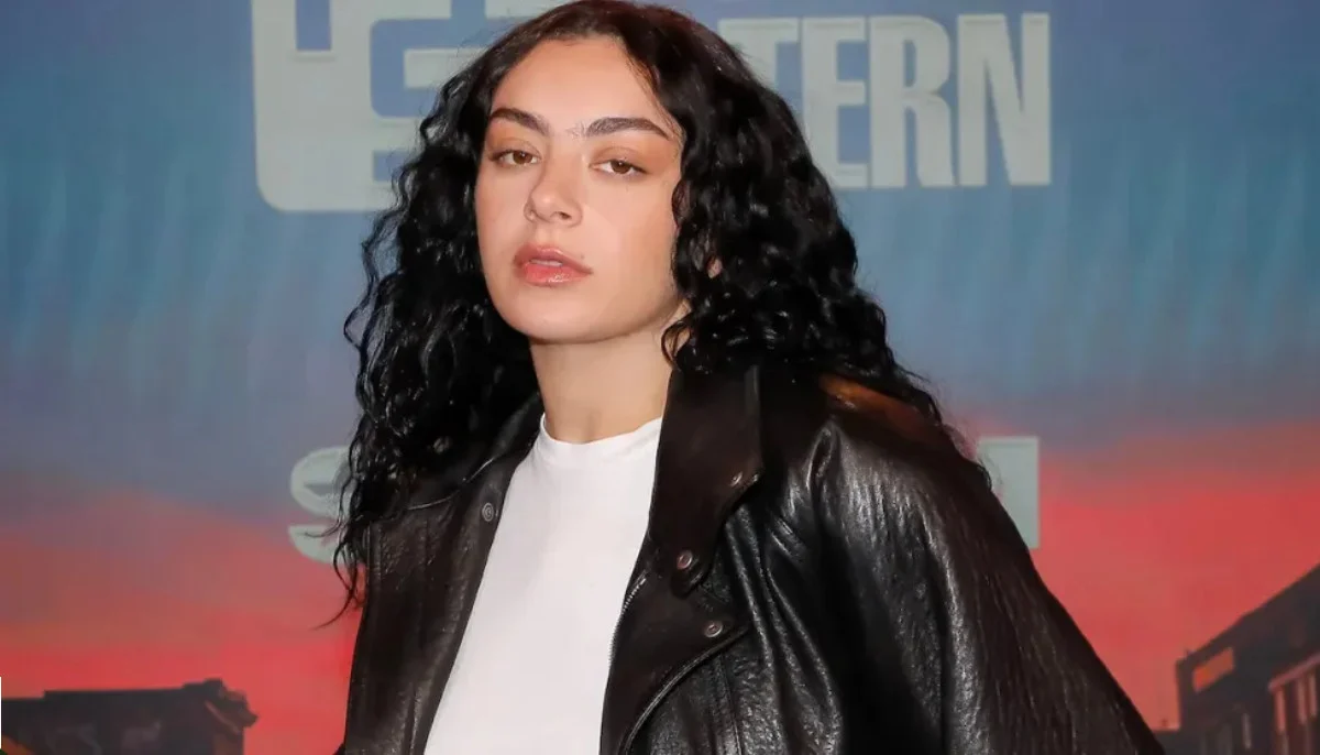Charli XCX نے لندن میں مداحوں سے قریبی ملاقات کر کے ڈیجیٹل فاصلے ختم کر دیے