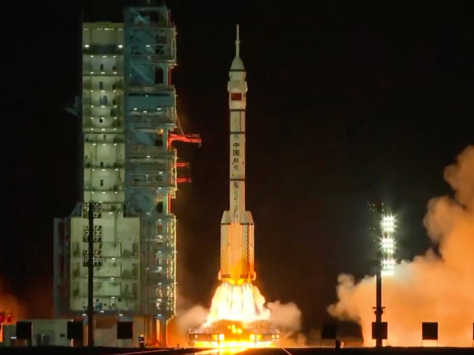 چین نے 2030 کے چاند کے مشن کی دوڑ میں تیزی لاتے ہوئے Shenzhou-23 لانچ کر دیا