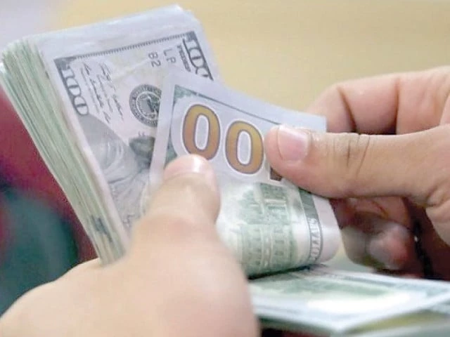 پاکستان کی مالیاتی کمزوری: تیل کی بڑھتی قیمتوں کے خطرے کے درمیان کرنٹ اکاؤنٹ خسارے میں بدل گیا