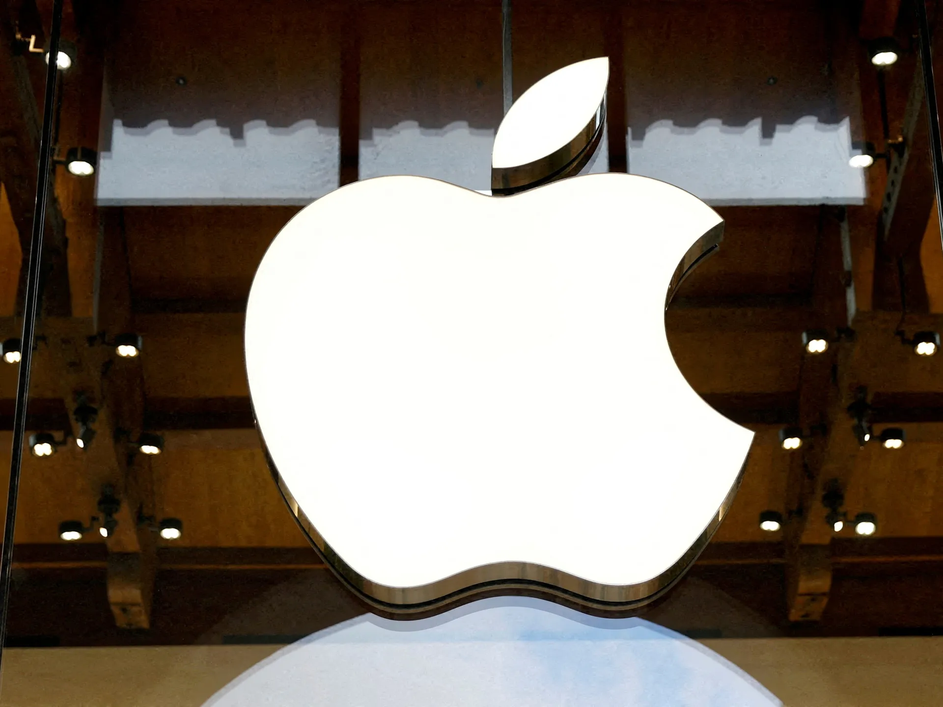 مارکیٹ میں تبدیلی اور انفراسٹرکچر کے غرور کو پہنچنے والے نقصان کے باعث Apple نے عالمی ویلیویشن کا تخت دوبارہ حاصل کر لیا