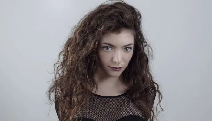 Lorde کا اپنی کہانی پر دوبارہ حق کا دعویٰ: Spotify کے AI کی غلط بیانیوں کی انسانی قیمت