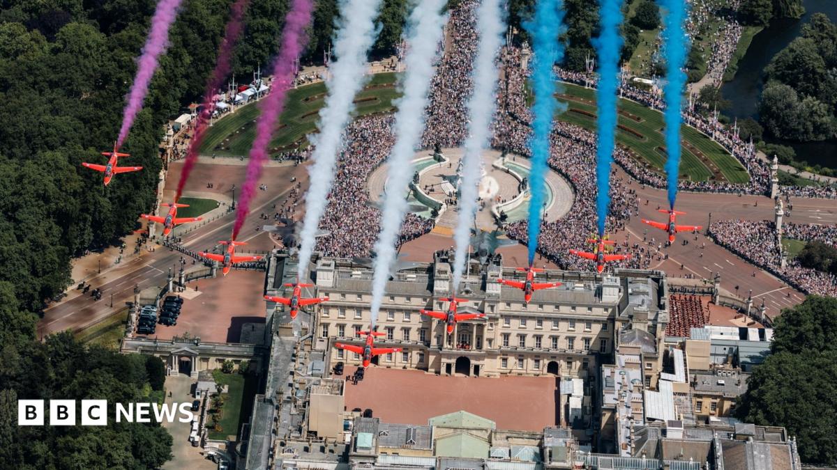 یوکے ملٹری ری سیٹ: Red Arrows سرد جنگ کے پرانے طیاروں کی جگہ 360 ملین پاؤنڈ کے جدید ترین جیٹس حاصل کریں گے