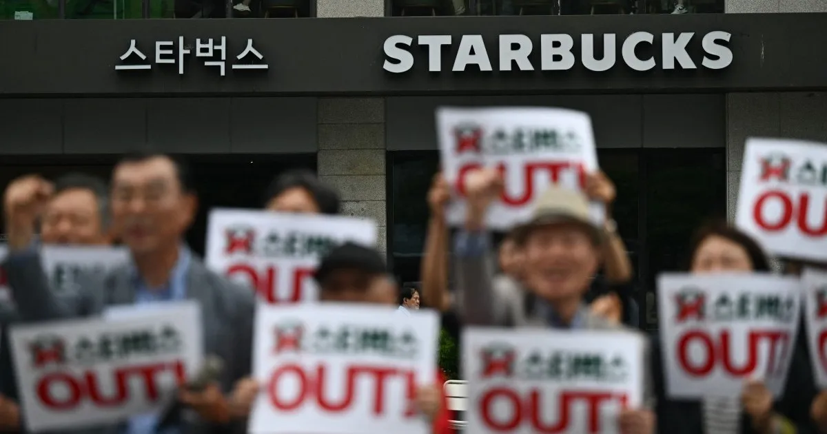 گوانگ جو بغاوت کے حوالے سے پی آر (PR) ڈیزاسٹر کے بعد Starbucks Korea نے ملک بھر میں اپنی دکانیں تاریخی تعلیم و تربیت کے لیے بند کر دیں