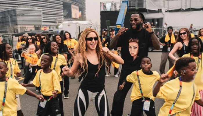 عالمی ہم آہنگی: 'Dai Dai' چارٹس پر سرفہرست ہونے کے ساتھ Shakira اور Burna Boy ورلڈ کپ فائنل کی تیاریاں کر رہے ہیں
