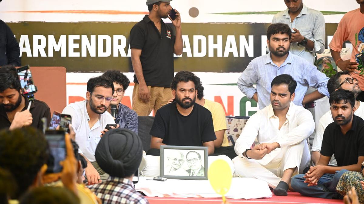 جنتر منتر پر ریاستی مداخلت: سونم وانگچک ہسپتال منتقل، احتجاج نے براہ راست تصادم کی شکل اختیار کر لی